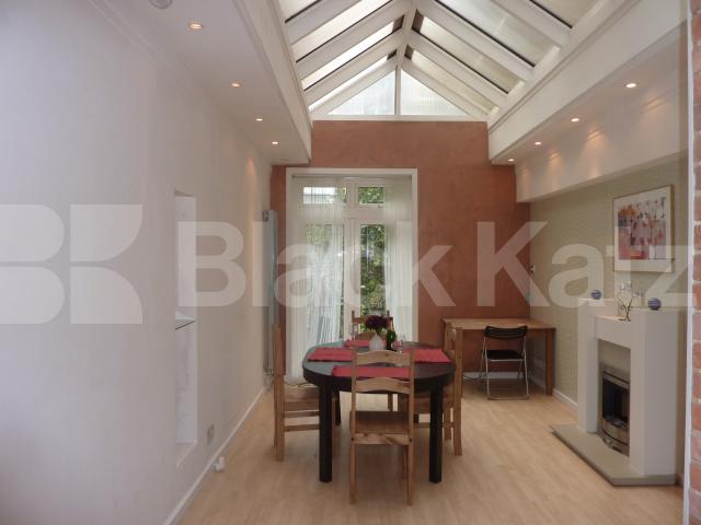 			LOCATION LOCATION LOCATION!, 2 Bedroom, 1 bath, 1 reception Flat			 Craven Terrace, Lancaster Gate